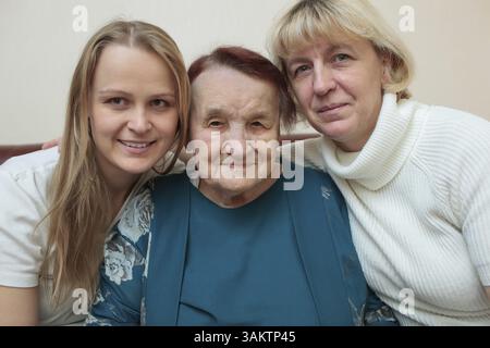 Family Portrait von drei Generationen. Mutter, Tochter und Großmutter lächelnd Stockfoto