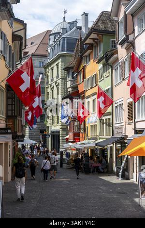 Gasse mit Schweizer Flagge dekoriert in der Altstadt, Zürich, Schweiz, Europa Stockfoto