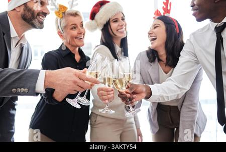 Weihnachten, Toast oder begeisterte Geschäftsleute bei einer Bürofeier, um das Ziel oder den Erfolg im Urlaub zu feiern. Champagner, Glas oder Anfeuerungen mit dem Team Stockfoto