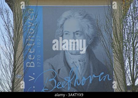 Porträt des Komponisten Ludwig van Beethoven auf einem Wohnblock mit Unterschrift und Jahr, Lebenszeit, Inschrift, Kopf, Lithographie, Schwarzweiß, Schwarz Stockfoto