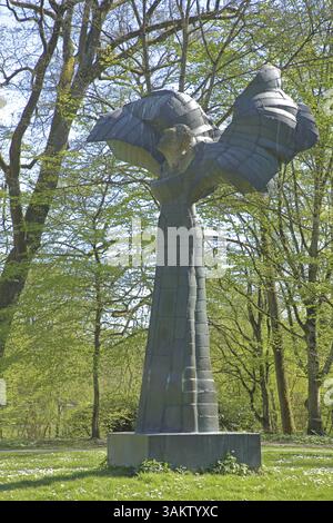 Skulptur Flügelfigur von Volker Krebs 1999, moderne Kunst, Flügel, stehend, große Skulptur, Kunstwerke, Wald, Frühling, Skulpturengarten, Buergerpark, Woert Stockfoto