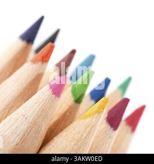 Bunte Bleistifte in vielen Farben isoliert über weiß Stockfoto