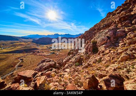 Red Rock Canyon Wüstenlandschaft mit Bergen und sonnigem Valley Panorama Stockfoto