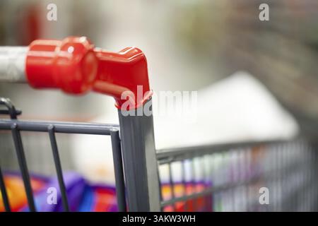 Nahaufnahme der Warenkorb mit einigen waren es. Einkaufen Stockfoto