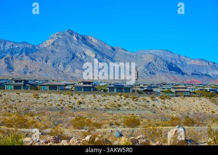Moderner Wüstenvorort mit Blick auf die Berge von Las Vegas auf Augenhöhe Stockfoto