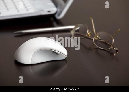 Schreibtisch für Geschäftsleute. Moderner Computer und Zubehör auf einem Holztisch im Büro. Nahaufnahme Stockfoto