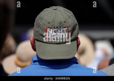 Los Angeles, CA, USA - 12. April 2025: Ein Kampf-Oligarchie-Hut wird bei einer Kundgebung mit den Politikern Bernie Sanders und Alexandria Ocasio-Cortez gezeigt. Stockfoto