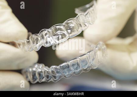 Nahaufnahme der Ärzte die Hände in Handschuhe holding Silikon Mundschutz. Zähne Pflege Stockfoto