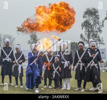 1. Februar 2014 - Kila Raipur, Punjab, Indien - die 78. Ausgabe der „olympischen spiele auf dem Land“ in Indien endete am Sonntag, 2. Februar 2014 in Kila Raipur, Punjab. Das dreitägige Festival feierte den Stolz des ländlichen Landes in der Heimat der Sikhs und beinhaltete Karren-Rennen, Zeltpegging, Pferderücken und kulturelle Veranstaltungen wie Bhangra und Gidda. (Bild: © Jiti Chadha/ZUMAPRESS.com) Stockfoto