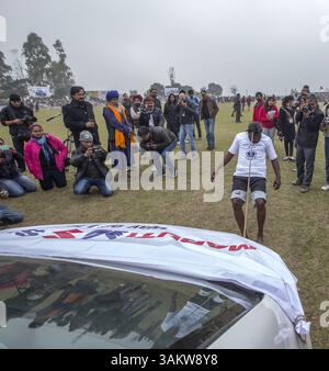 1. Februar 2014 - Kila Raipur, Punjab, Indien - die 78. Ausgabe der „olympischen spiele auf dem Land“ in Indien endete am Sonntag, 2. Februar 2014 in Kila Raipur, Punjab. Das dreitägige Festival zelebrierte den ländlichen Stolz in der Heimat der Sikhs und beinhaltete Karren-Rennen, Zelt-Pegging, Meisterleistungen auf dem Pferd und andere traditionelle Sportveranstaltungen neben kulturellen Veranstaltungen wie Bhangra und Gidda. (Bild: © Jiti Chadha/ZUMAPRESS.com) Stockfoto