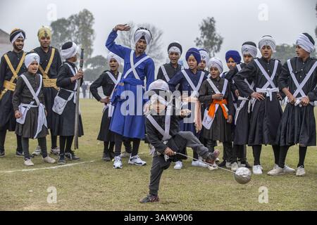 1. Februar 2014 - Kila Raipur, Punjab, Indien - die 78. Ausgabe der „olympischen spiele auf dem Land“ in Indien endete am Sonntag, 2. Februar 2014 in Kila Raipur, Punjab. Das dreitägige Festival feierte den Stolz des ländlichen Landes in der Heimat der Sikhs und beinhaltete Karren-Rennen, Zeltpegging, Pferderücken und kulturelle Veranstaltungen wie Bhangra und Gidda. (Bild: © Jiti Chadha/ZUMAPRESS.com) Stockfoto