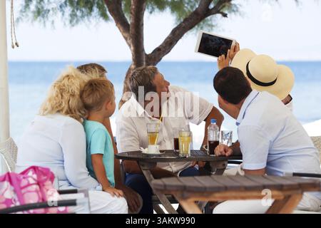 Große, glückliche Familie nehmen Selfie mit Tablet-PC mit erfrischenden Getränke im Café im Freien auf tropischen resort Stockfoto