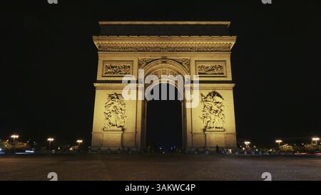 Die berühmten Champs-elysées arch mit hellen Lichtern in der Nacht und Straße im Vordergrund beleuchtet Stockfoto