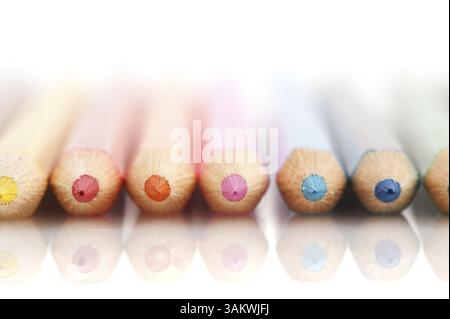 Zeile mit Farbstiften auf weißem Hintergrund Stockfoto