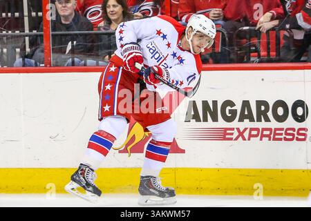 Dezember 2013 - Raleigh, North Carolina, USA S - Washington Capitals verließ Martin Erat (10) während des Spiels zwischen den Washington Capitals und den Carolina Hurricanes in der PNC Arena. Die Washington Capitals besiegten die Carolina Hurricanes mit 4:2. (Bild: © Andy Martin Jr./ZUMAPRESS.com) Stockfoto