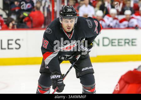 Dezember 2013 - Raleigh, North Carolina, USA S - Carolina Hurricanes Right Wing Patrick Dwyer (39) während des NHL-Spiels zwischen den Washington Capitals und den Carolina Hurricanes in der PNC Arena. Die Washington Capitals besiegten die Carolina Hurricanes mit 4:2. (Bild: © Andy Martin Jr./ZUMAPRESS.com) Stockfoto