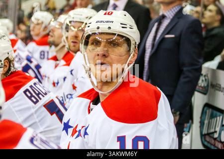 Dezember 2013 - Raleigh, North Carolina, USA S - Washington Capitals verließ Martin Erat (10) während des Spiels zwischen den Washington Capitals und den Carolina Hurricanes in der PNC Arena. Die Washington Capitals besiegten die Carolina Hurricanes mit 4:2. (Bild: © Andy Martin Jr./ZUMAPRESS.com) Stockfoto