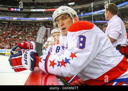 Dezember 2013 - Raleigh, North Carolina, USA Der rechte Flügel Alex Ovechkin (8) während des NHL-Spiels zwischen den Washington Capitals und den Carolina Hurricanes in der PNC Arena. Die Washington Capitals besiegten die Carolina Hurricanes mit 4:2. (Bild: © Andy Martin Jr./ZUMAPRESS.com) Stockfoto