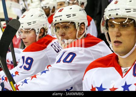 Dezember 2013 - Raleigh, North Carolina, USA S - Washington Capitals verließ Martin Erat (10) während des Spiels zwischen den Washington Capitals und den Carolina Hurricanes in der PNC Arena. Die Washington Capitals besiegten die Carolina Hurricanes mit 4:2. (Bild: © Andy Martin Jr./ZUMAPRESS.com) Stockfoto