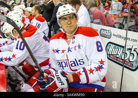 Dezember 2013 - Raleigh, North Carolina, USA Der rechte Flügel Alex Ovechkin (8) während des NHL-Spiels zwischen den Washington Capitals und den Carolina Hurricanes in der PNC Arena. Die Washington Capitals besiegten die Carolina Hurricanes mit 4:2. (Bild: © Andy Martin Jr./ZUMAPRESS.com) Stockfoto