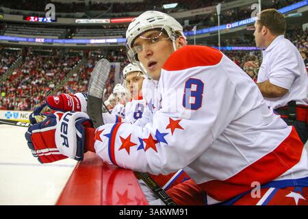 Dezember 2013 - Raleigh, North Carolina, USA Der rechte Flügel Alex Ovechkin (8) während des NHL-Spiels zwischen den Washington Capitals und den Carolina Hurricanes in der PNC Arena. Die Washington Capitals besiegten die Carolina Hurricanes mit 4:2. (Bild: © Andy Martin Jr./ZUMAPRESS.com) Stockfoto