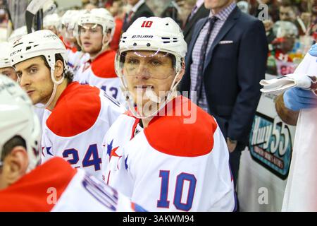 Dezember 2013 - Raleigh, North Carolina, USA S - Washington Capitals verließ Martin Erat (10) während des Spiels zwischen den Washington Capitals und den Carolina Hurricanes in der PNC Arena. Die Washington Capitals besiegten die Carolina Hurricanes mit 4:2. (Bild: © Andy Martin Jr./ZUMAPRESS.com) Stockfoto