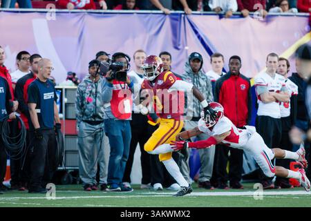 21. Dezember 2013 - Las Vegas, Nevada, USA - USC Wide Receiver Marqise Lee (#9) zieht während der Spielaktion im Royal Purple Las Vegas Bowl 2013 im Sam Boyd Stadium in Las Vegas, Nevada, von Fresno State Free Safety Derron Smith (#13) ab. #25 USC besiegte #20 Fresno State mit 45:20. (Bild: © Mat Gdowski/ZUMAPRESS.com) Stockfoto