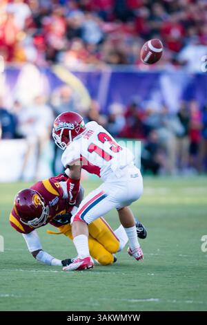 21. Dezember 2013 - Las Vegas, Nevada, USA - Fresno State Free Safety Derron Smith (#13) bricht das Spiel während der Action im Royal Purple Las Vegas Bowl 2013 im Sam Boyd Stadium in Las Vegas, Nevada. #25 USC besiegte #20 Fresno State mit 45:20. (Bild: © Mat Gdowski/ZUMAPRESS.com) Stockfoto