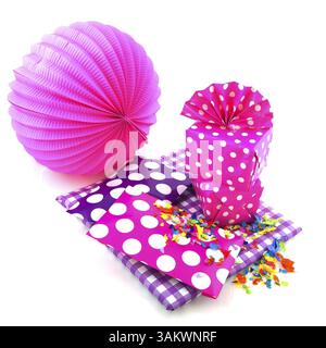 Geschenke für einen Geburtstag in lila mit Flecken und karierten Stockfoto
