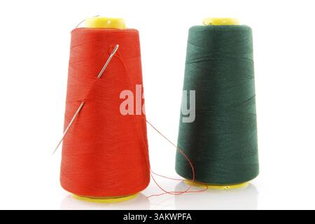 Zwei Spulen mit bunten Fäden hintereinander Stockfoto
