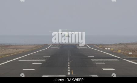Rückansicht des Abflugs des Flugzeugs. Das Flugzeug startet und steigt über den Ozean Stockfoto