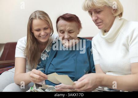 Mutter, Tochter und Oma Fotos und Erinnerungen über die guten Zeiten Stockfoto