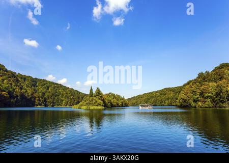 Nationalpark Plitvicer Seen in Kroatien. Der Fluss Korana hat viele Seen, Wasserfälle und Kalksteinhöhlen geschaffen. ð¡Schaden am See mit klarem Wasser, sma Stockfoto