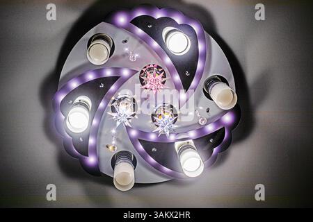 Dekorative Deckenleuchte mit verschiedenen Schaltmodi Stockfoto