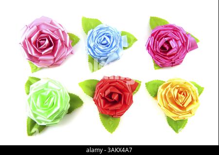 Chinesische Seide Rosen in ein Pattern über Weiß isoliert Stockfoto