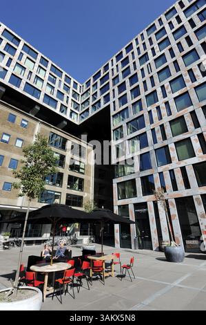 Moderne Architektur mit Terrasse im Innenhof, Piet Heinkade, östliches Hafenviertel, Amsterdam, Holland, Niederlande, Europa Stockfoto