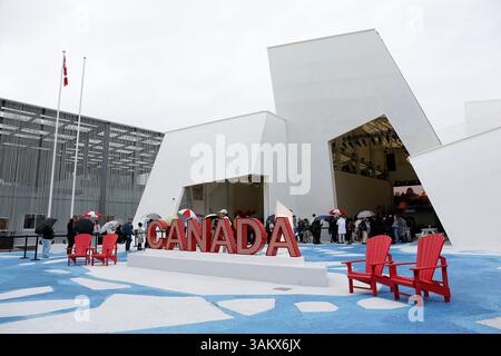 Osaka, Kansai, Japan. April 2025. Der Pavillon Kanadas wird am ersten Tag der Expo 2025 Osaka auf Yumeshima, einer künstlichen Insel in der Bucht von Osaka, besichtigt. Die Expo 2025 Osaka bringt die Innovation und Kultur verschiedener Nationen in kulturellen und technologischen Leistungen zusammen. Die Veranstaltung findet vom 13. April bis zum 13. Oktober statt. (Kreditbild: © Rodrigo Reyes Marin/ZUMA Press Wire) NUR REDAKTIONELLE VERWENDUNG! Nicht für kommerzielle ZWECKE! Stockfoto