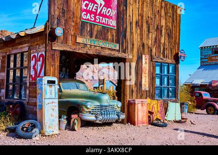 Oldtimer-Tankstelle und Auto in Nevada Ghost Town Eye Level View Stockfoto
