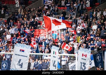 Vancouver, Kanada. April 2025. Vancouver, British Columbia, Kanada, 12. April 2025: Fans von Vancouver Whitecaps FC schwingen die Flagge Kanadas vor dem Major League Soccer Spiel zwischen Vancouver Whitecaps FC und Austin FC im BC Place Stadium in Vancouver, British Columbia, Kanada (NUR REDAKTIONELLE VERWENDUNG). (Amy Elle/SPP) Credit: SPP Sport Press Photo. /Alamy Live News Stockfoto