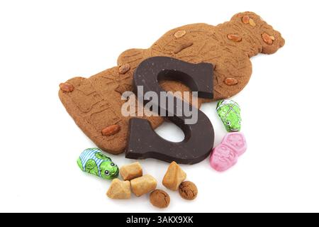 Spekulatius Puppe und andere Süßigkeiten für Holländische Sinterklaas isoliert über Weiß Stockfoto