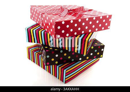 Bunte Stapel mit Geschenken mit Streifen und Berührung Stockfoto