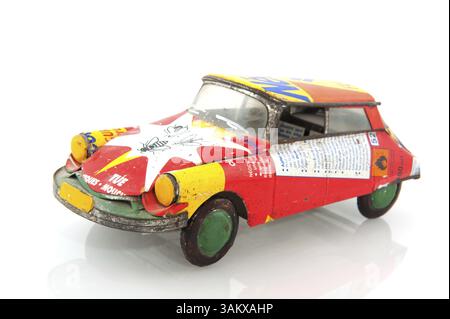 Afrikanischen Spielzeugauto aus Müll isoliert auf weiß Stockfoto