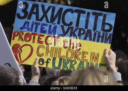 VALENCIA, SPANIEN - 27. MÄRZ 2022: Protest gegen den Krieg in der Ukraine. Protest gegen Russlands Invasion in die Ukraine. Die Demonstranten halten Plakate mit dem Inscr Stockfoto