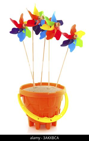 Strand Spielzeug als Schaufel und Windkraftanlagen Stockfoto