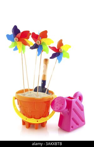 Strand Spielzeug als Schaufel Gießkanne und Windkraftanlagen Stockfoto