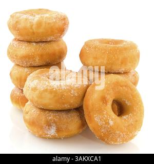 Donuts mit Zucker isoliert über weiß Stockfoto