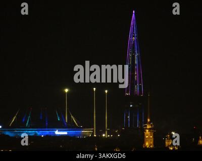 Der Lakhta-Turm leuchtet in Galaxienfarben, während Russland den Kosmos-Tag feiert Petersburg, Russland Stockfoto