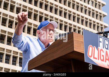 Los Angeles, Kalifornien, USA. April 2025. Senatorin BERNIE SANDERS spricht während der Kämpfe der Oligarchie in der Innenstadt von Los Angeles. (Kreditbild: © Justin L. Stewart/ZUMA Press Wire) NUR REDAKTIONELLE VERWENDUNG! Nicht für kommerzielle ZWECKE! Stockfoto