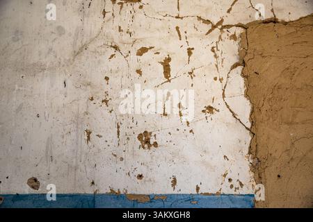 Alte Wand mit abblätterndem Putz und freiliegender Oberfläche, Grunge-Textur Stockfoto