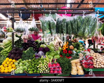 West Java, Indonesien - 11. April 2025 : die Atmosphäre eines Gemüsegeschäfts in einem modernen Frischmarkt Stockfoto